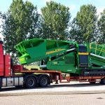 Geen machine te gek voor de dieplader van Berend en Patrizia. Geen machine te gek voor de dieplader van Berend en Patrizia.