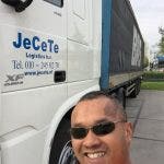 Trots op zijn truck.