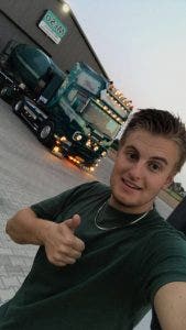 Swen voor zijn wagen bij MESO.