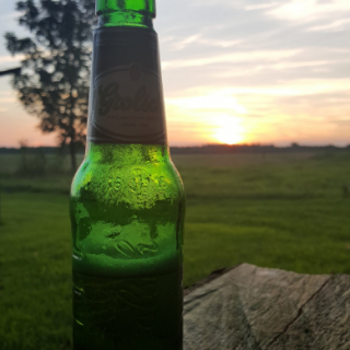Een welverdiend biertje met prachtig uitzicht over het land.