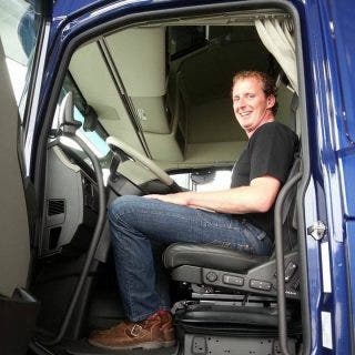 Gerrit in de cabine van (natuurlijk) een Volvo.