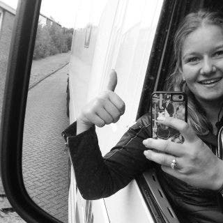 Mariëlle in haar truck.