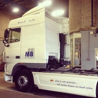 Laat je niet misleiden, ook meiden kunnen een truck rijden.