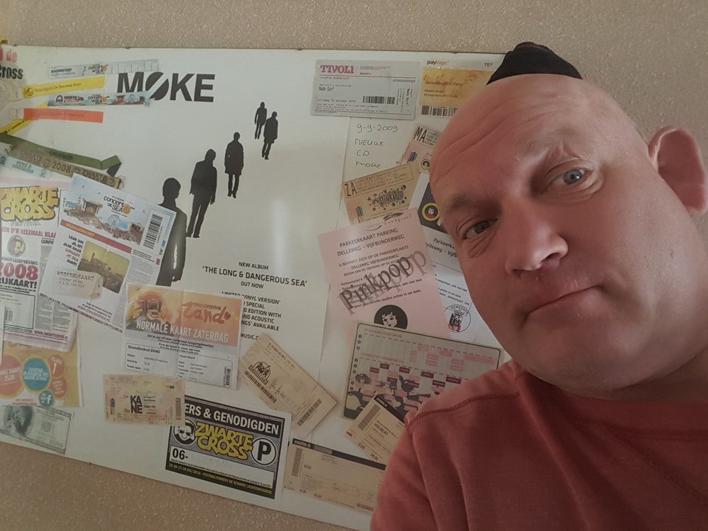 Vrachtwagenchauffeur Alex voor zijn wall of fame.